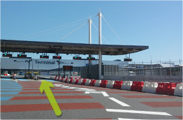 前方に「第2ゲート」が見えてきますのでそのままお進み下さい。※高速道路(東関東自動車道から新空港自動車道)をご利用のお客様は、第2ターミナル方面をお進み頂きますと、こちらの第2ゲートに合流します。